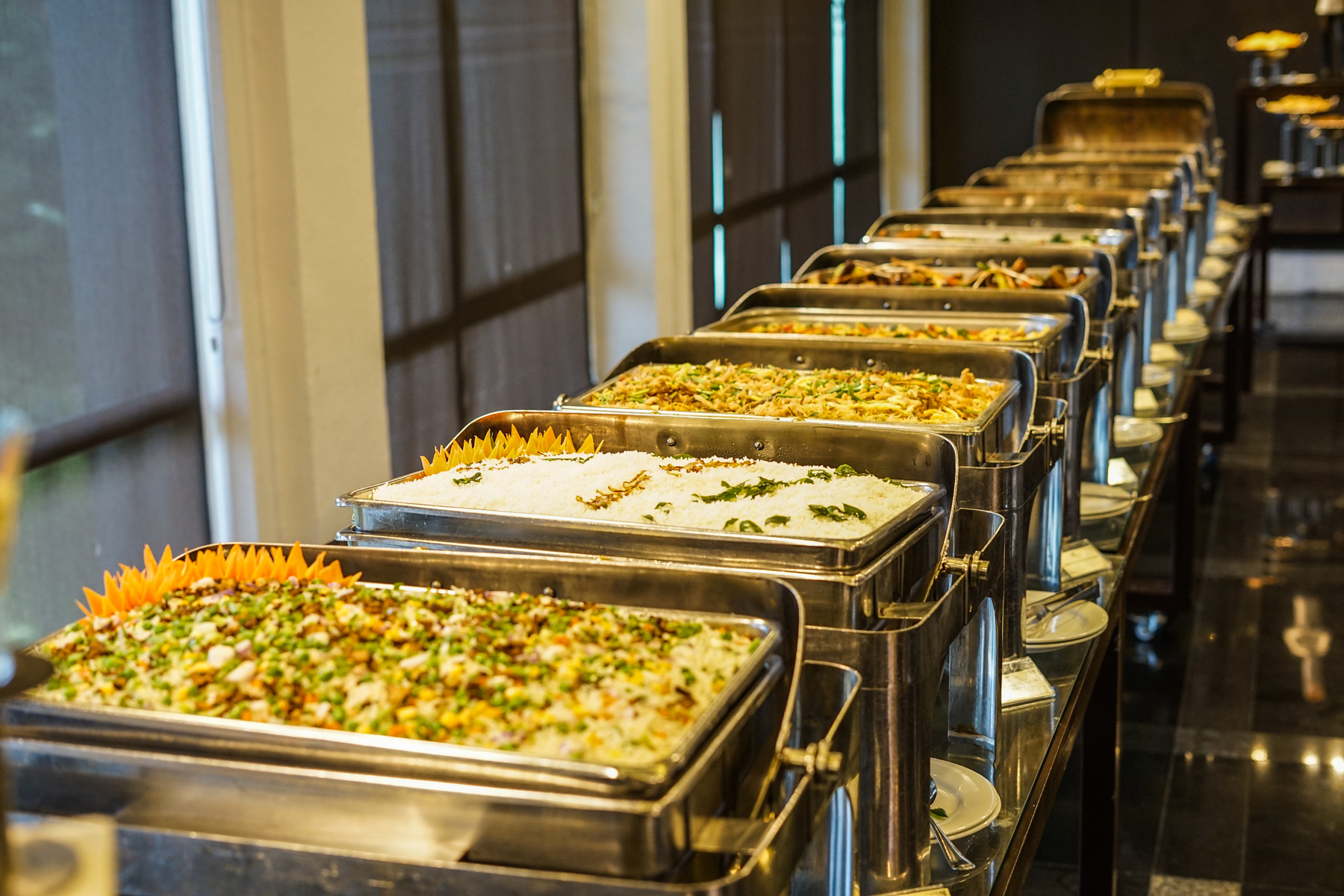 Chafing Dishes mit warmen Speisen, fertig aufgebaut im Eventraum