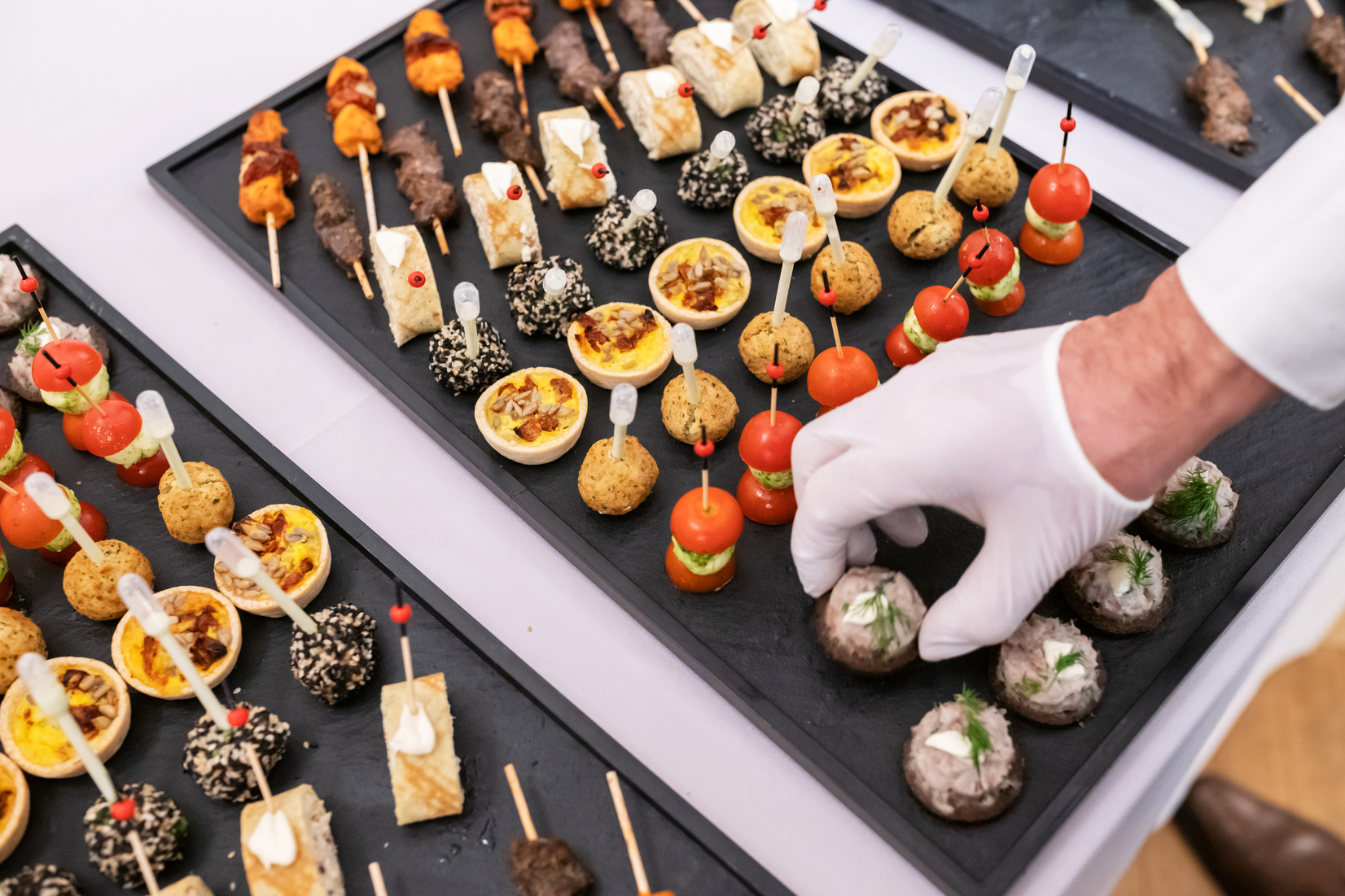 Kochsyndikat-Team beim Anrichten von Fingerfood-Canapés