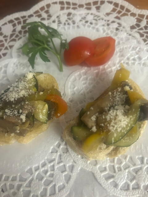 Antipasti-Crostini mit gehobeltem Parmesan