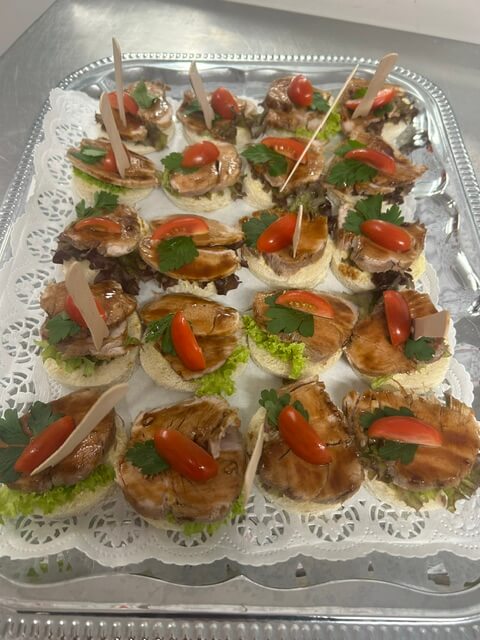 Canapées mit glasiertem Schweinefilet