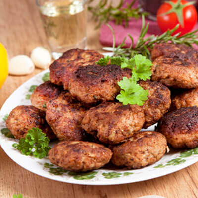 Mini-Frikadellen-Spieße mit Senf-Dip