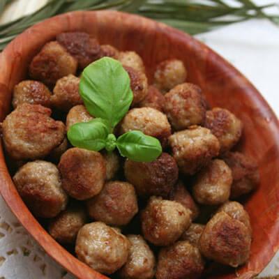 Hackbällchen in mediterranen Kräutern gebraten