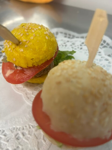 Mini-Burger mit Tomate und Gurke (vegetarisch)
