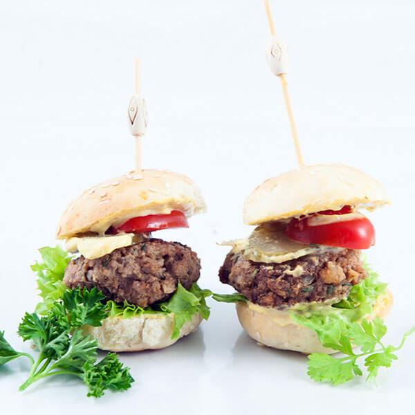 Mini-Hamburger mit Tomate und Gurke