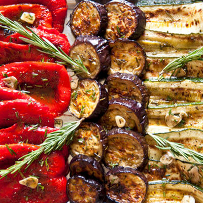 Saisonales Ofengemüse mit Rosmarinkartoffeln und Kräuterdip