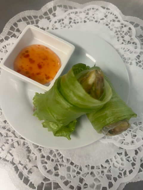 Vietnamesische Reisblattrolle mit Hähnchen, Kräutern und Chili-Dip