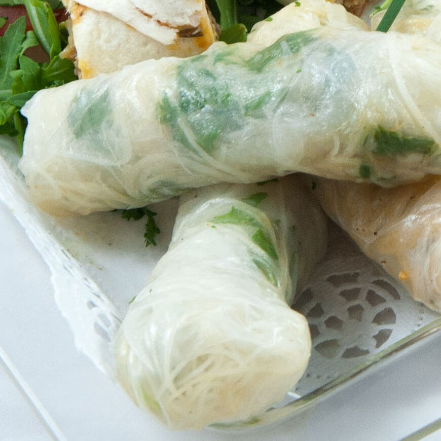 Vietnamesische Sommerrollen mit Glasnudeln, Tofu, Kräutern und Asia-Dip