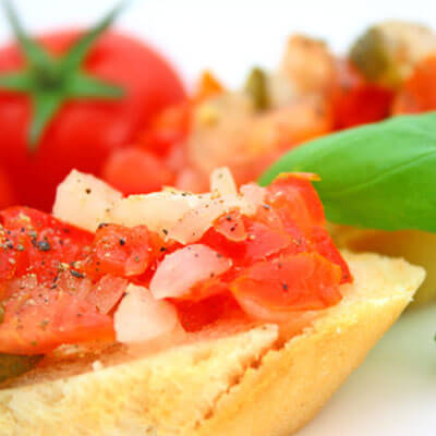 Tomaten-Bruschetta mit frischem Basilikum und Parmesan