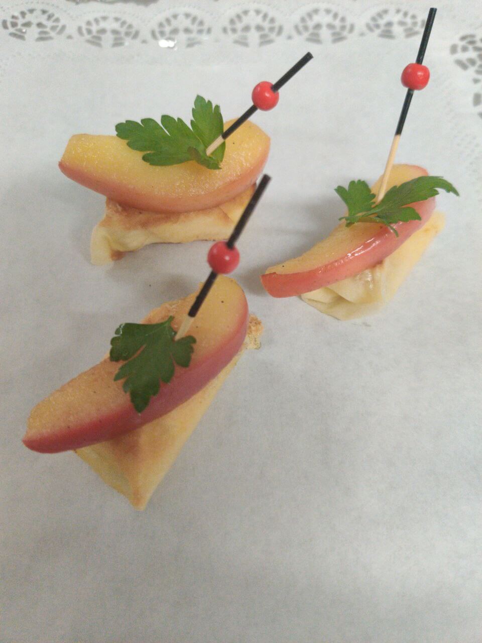 Camembert im Brickteig mit Calvados-Apfel